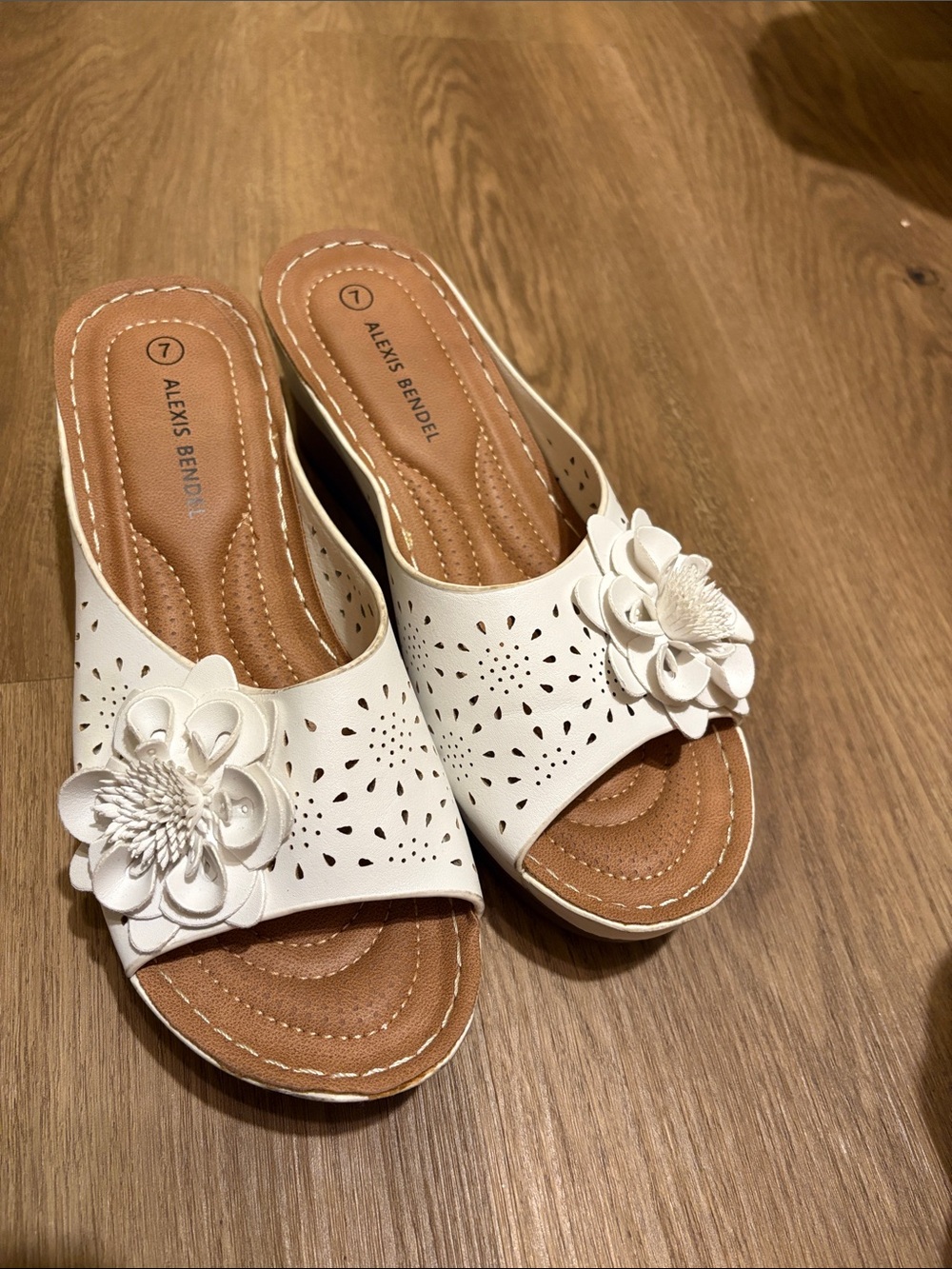 Alexis BENDEL Sandals sz 7